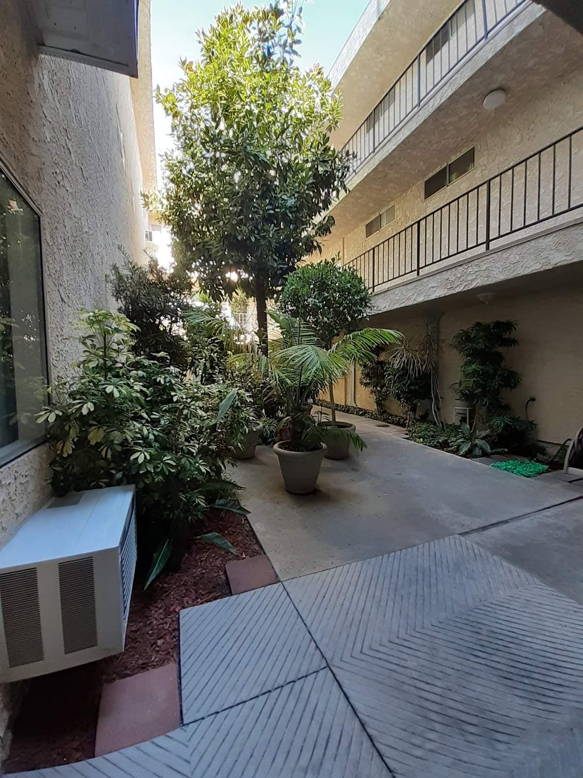 Van Nuys Apartment: 15340 Vanowen St