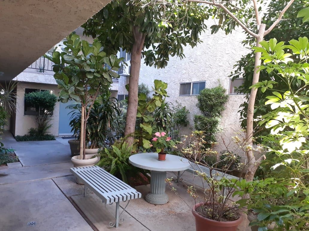 Van Nuys Apartment: 15340 Vanowen St