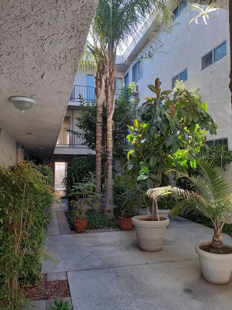 Van Nuys Apartment: 15340 Vanowen St