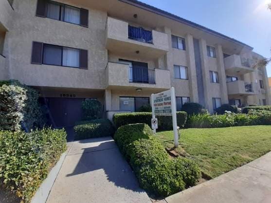 Van Nuys Apartment: 15340 Vanowen St