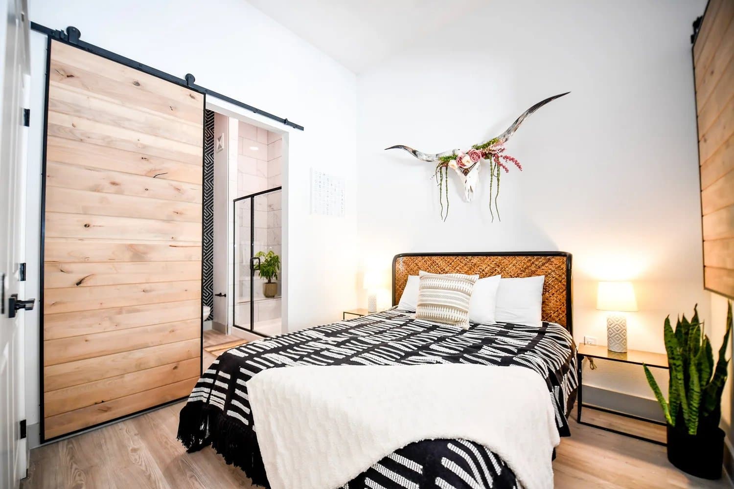 Dallas Apartment: 200 N Bishop Ave