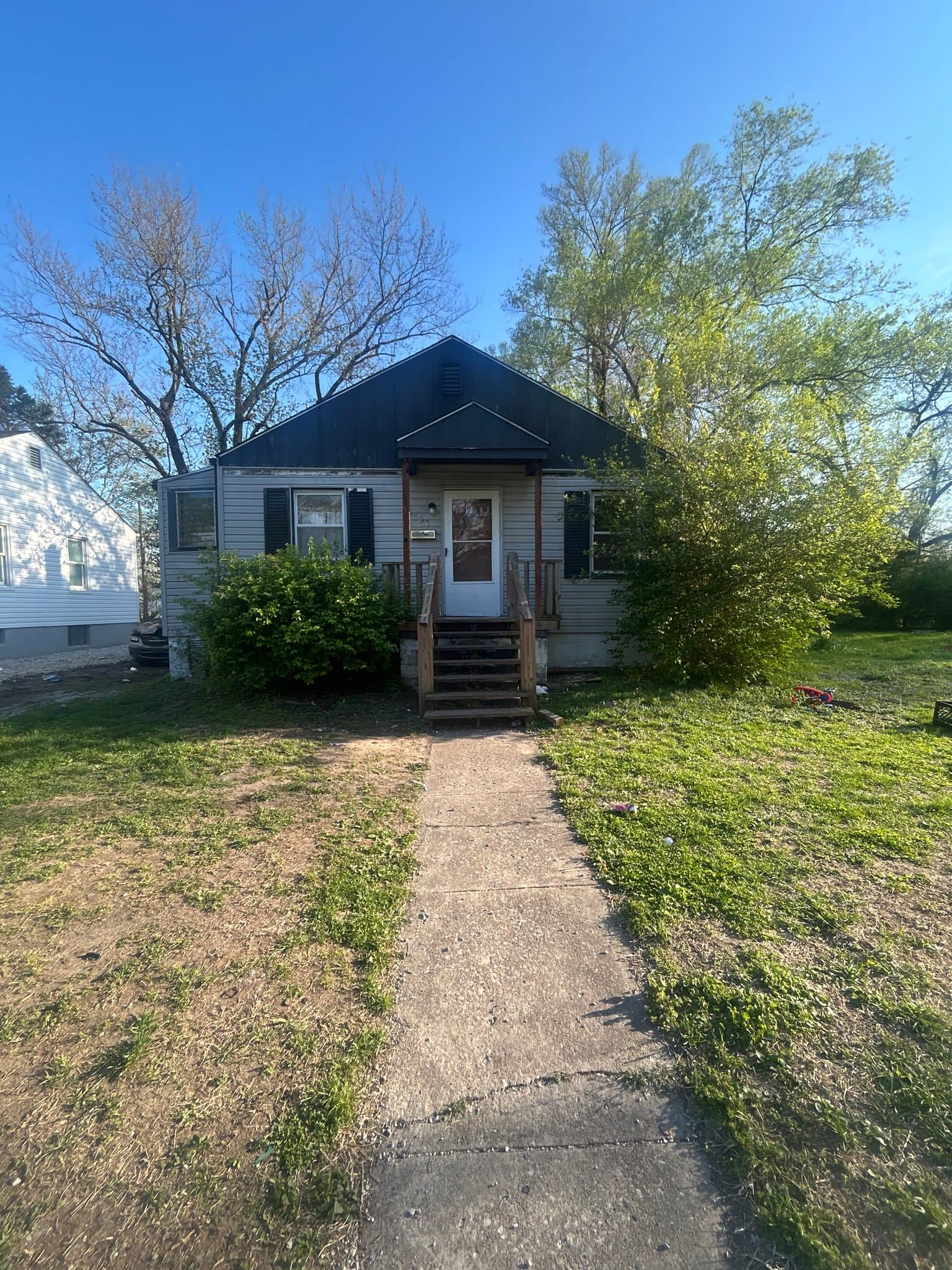 East Saint Louis House: 5538 Avon Pl
