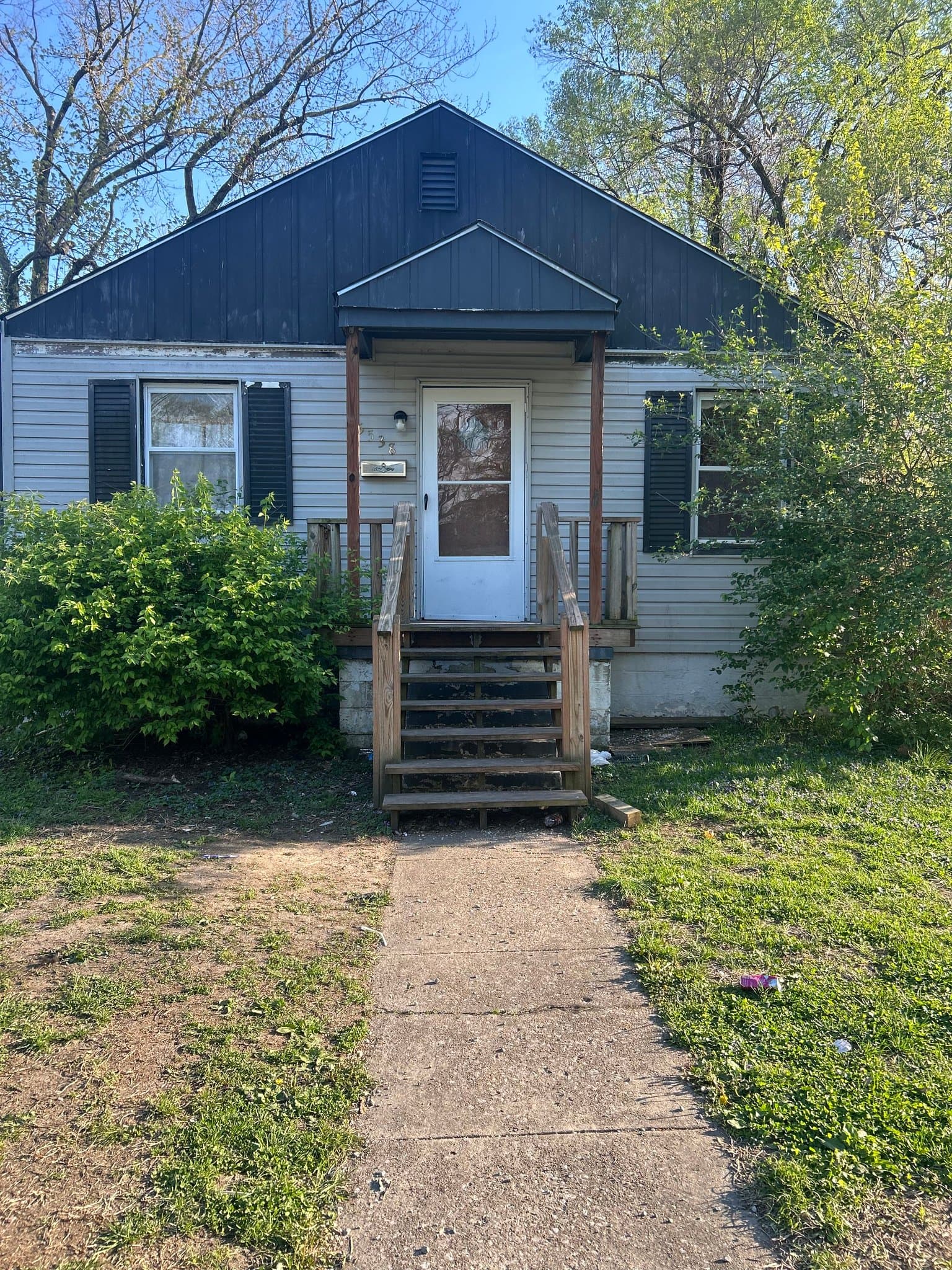 East Saint Louis House: 5538 Avon Pl