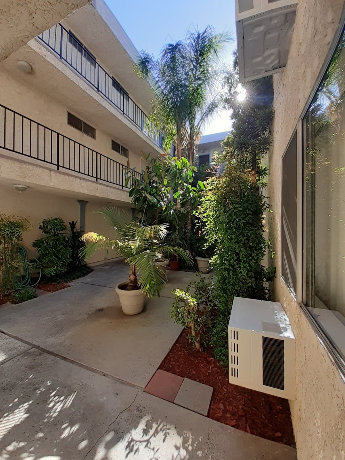 Van Nuys Apartment: 15340 Vanowen St