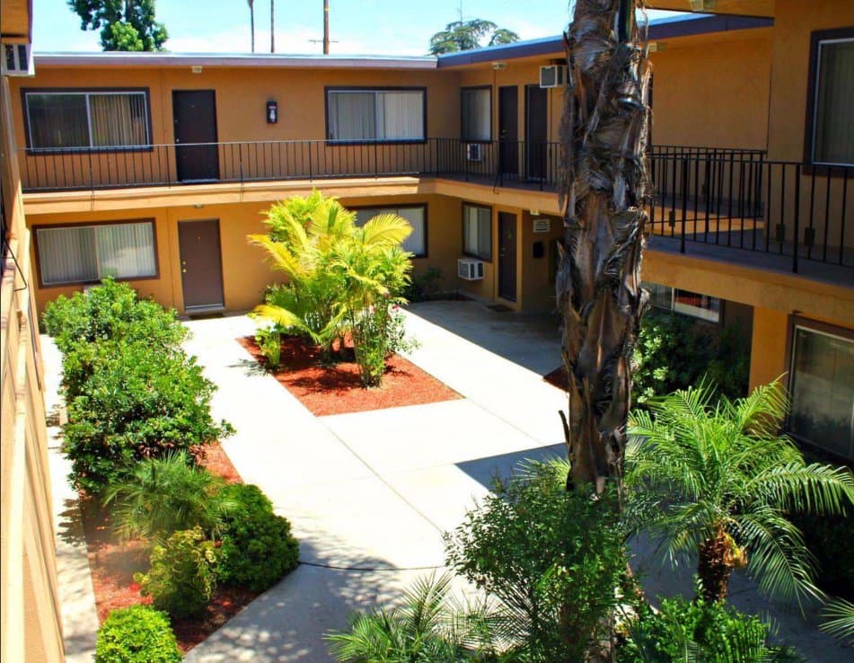 Van Nuys Apartment: 13921 Bessemer St