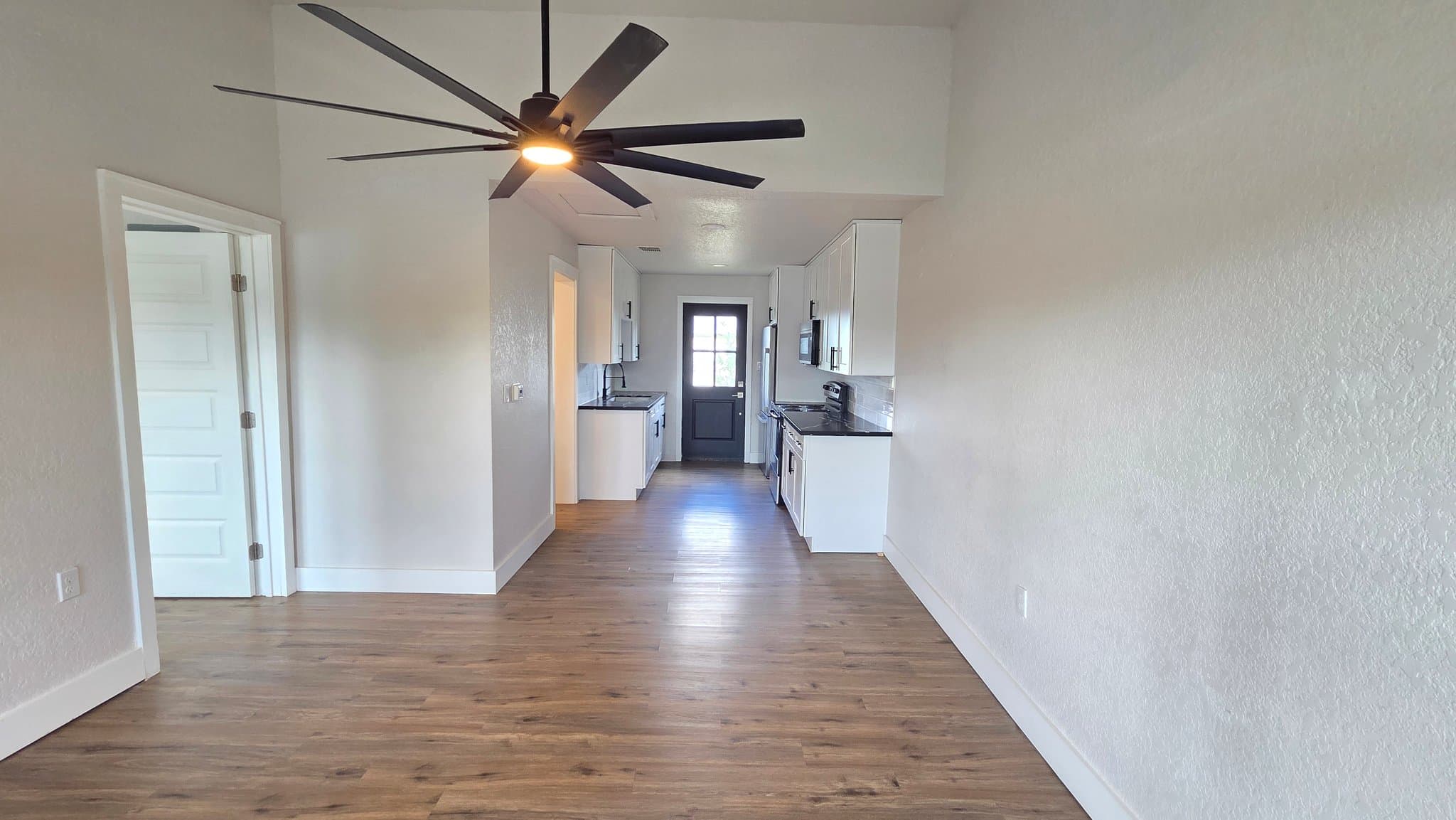 Flatonia House: 607 E 12th ST