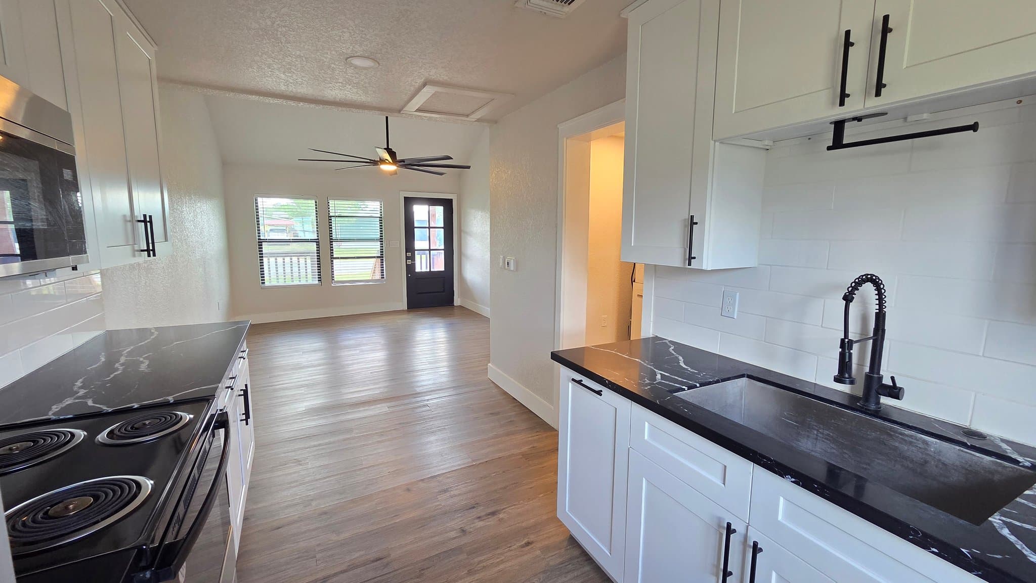 Flatonia House: 607 E 12th ST