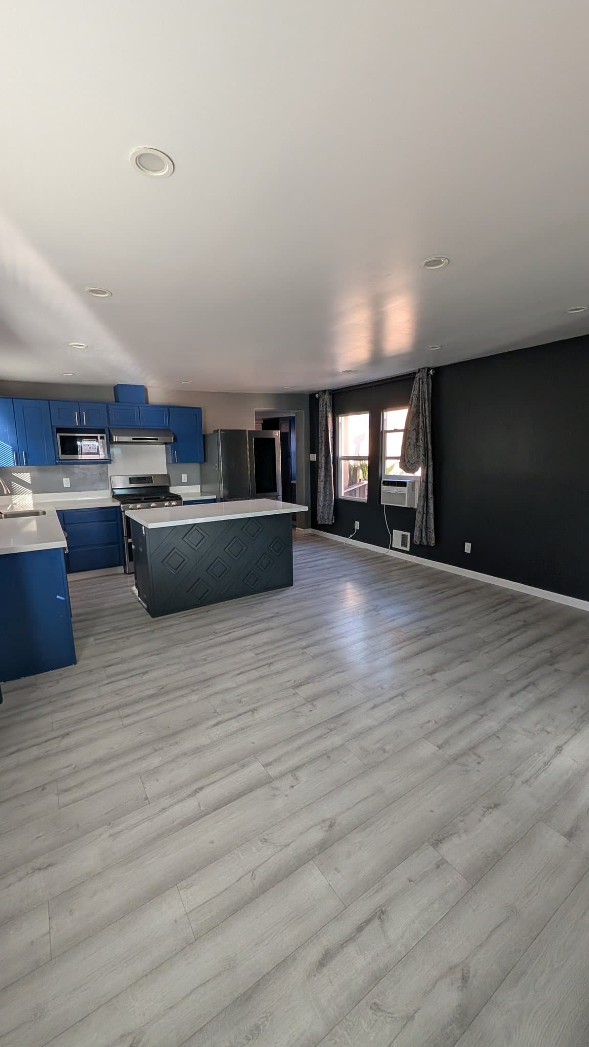 Oakland House: 9834 Lawlor St