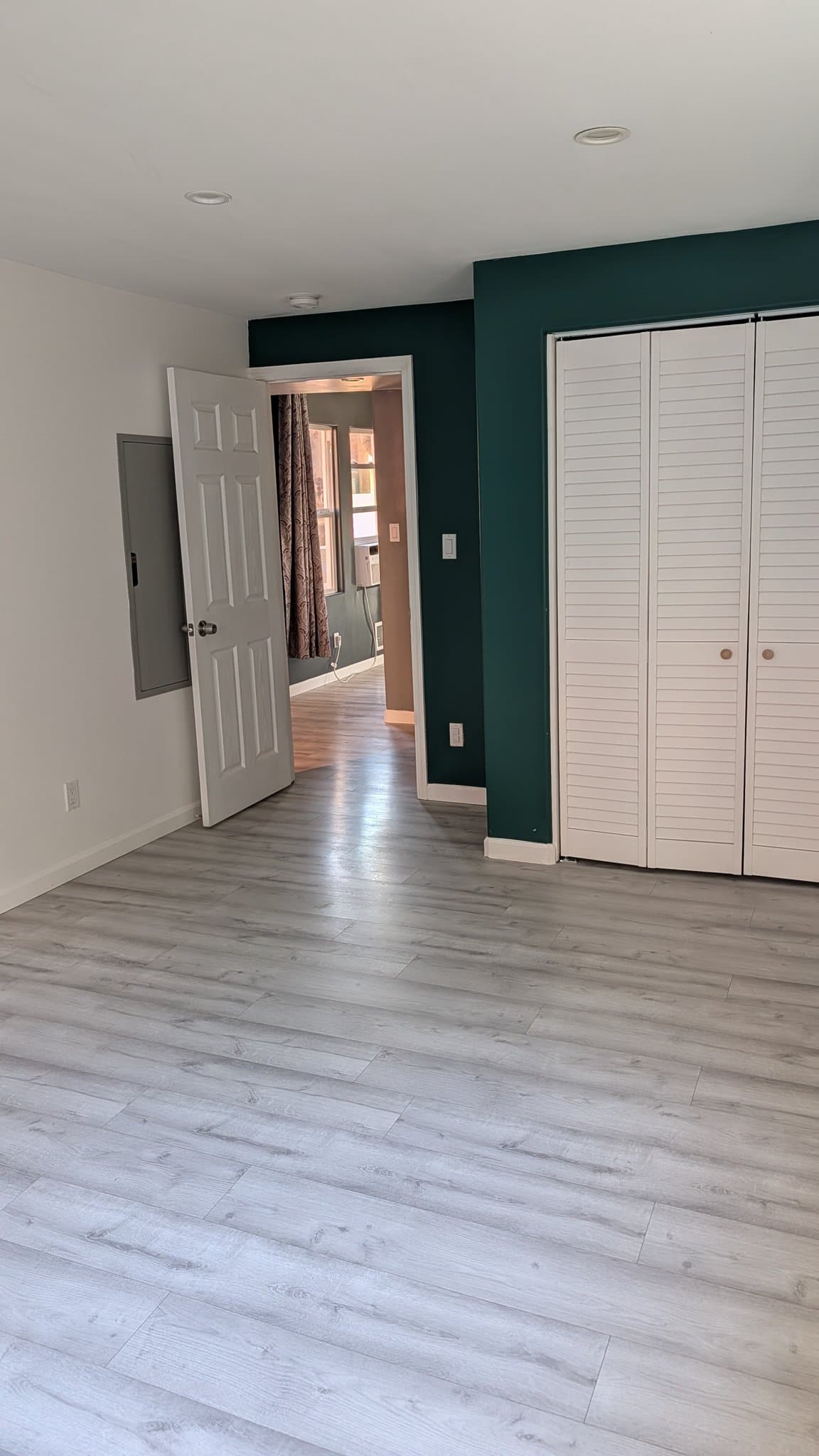 Oakland House: 9834 Lawlor St
