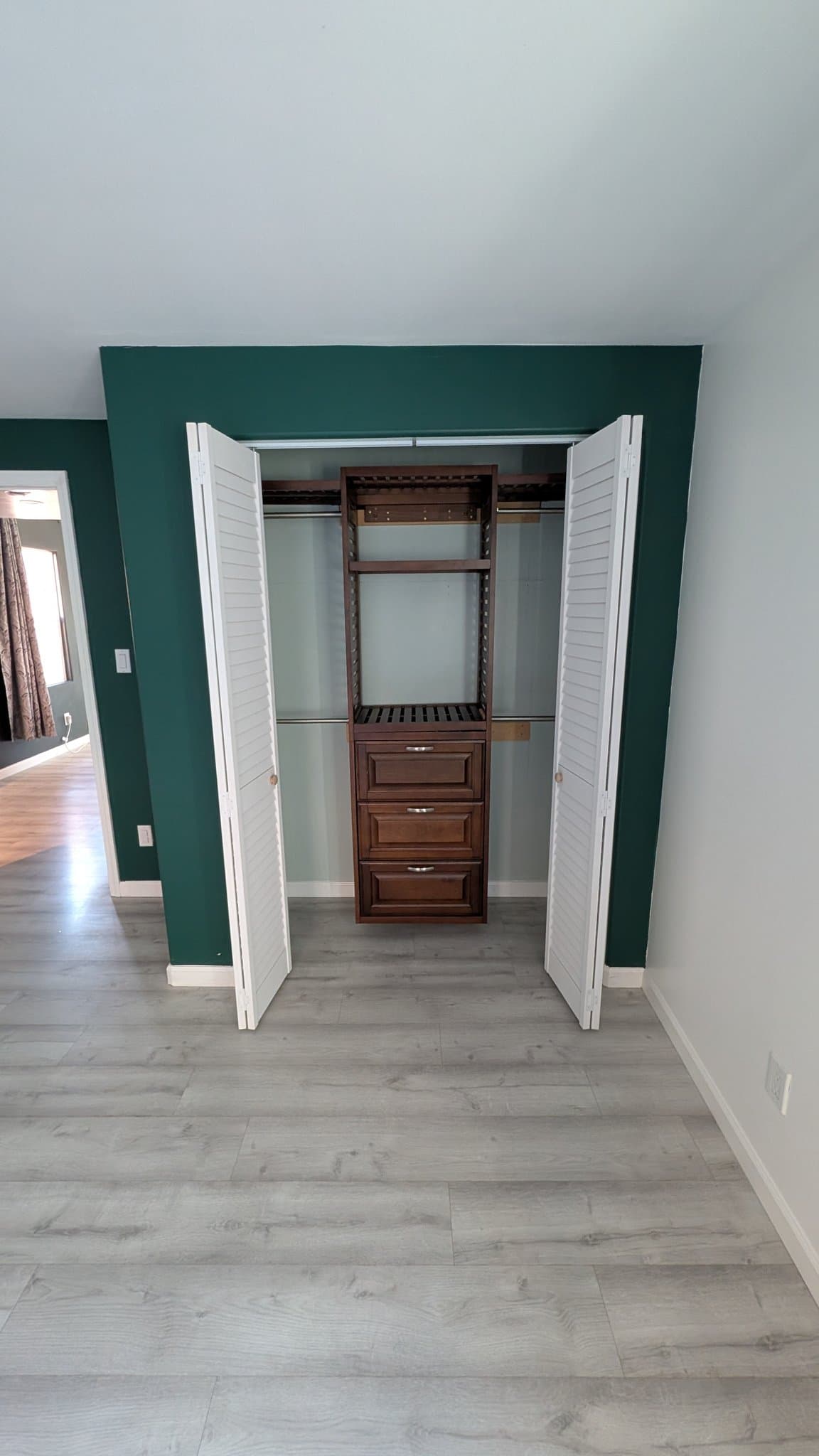 Oakland House: 9834 Lawlor St