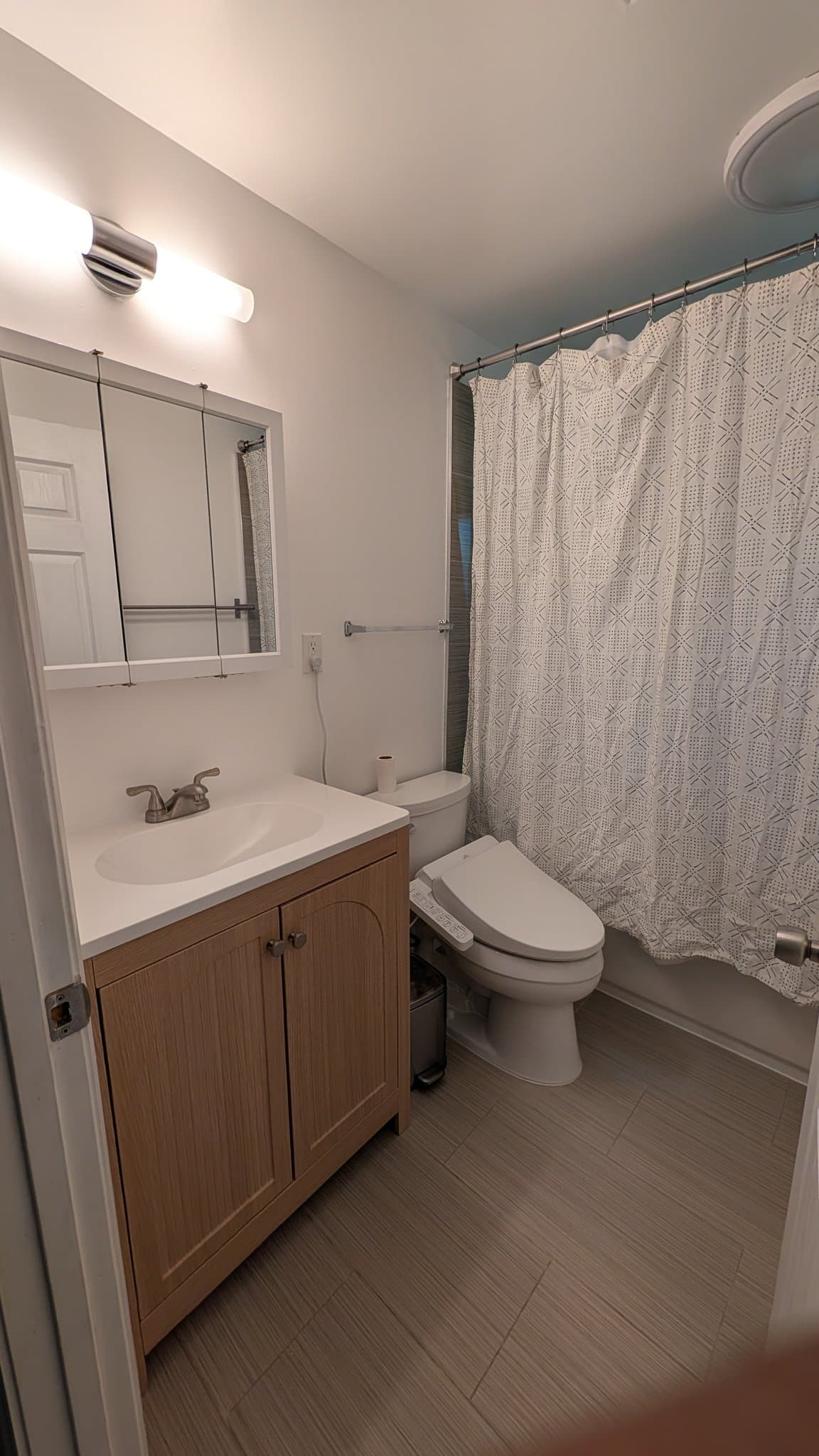 Oakland House: 9834 Lawlor St