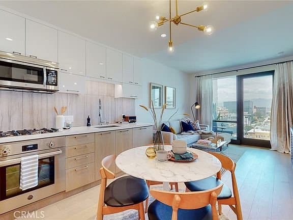 Los Angeles Apartment: 400 South Broadway