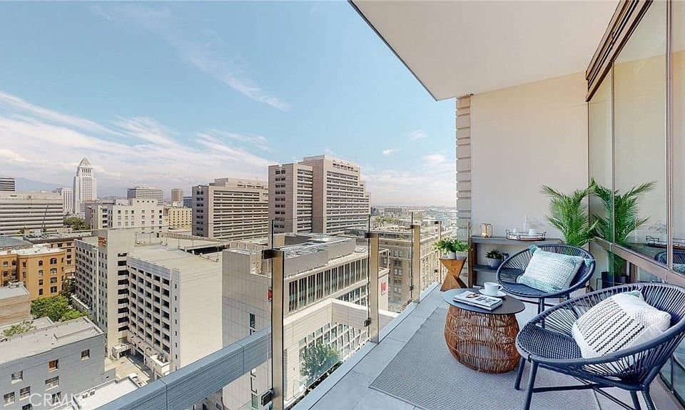 Los Angeles Apartment: 400 South Broadway