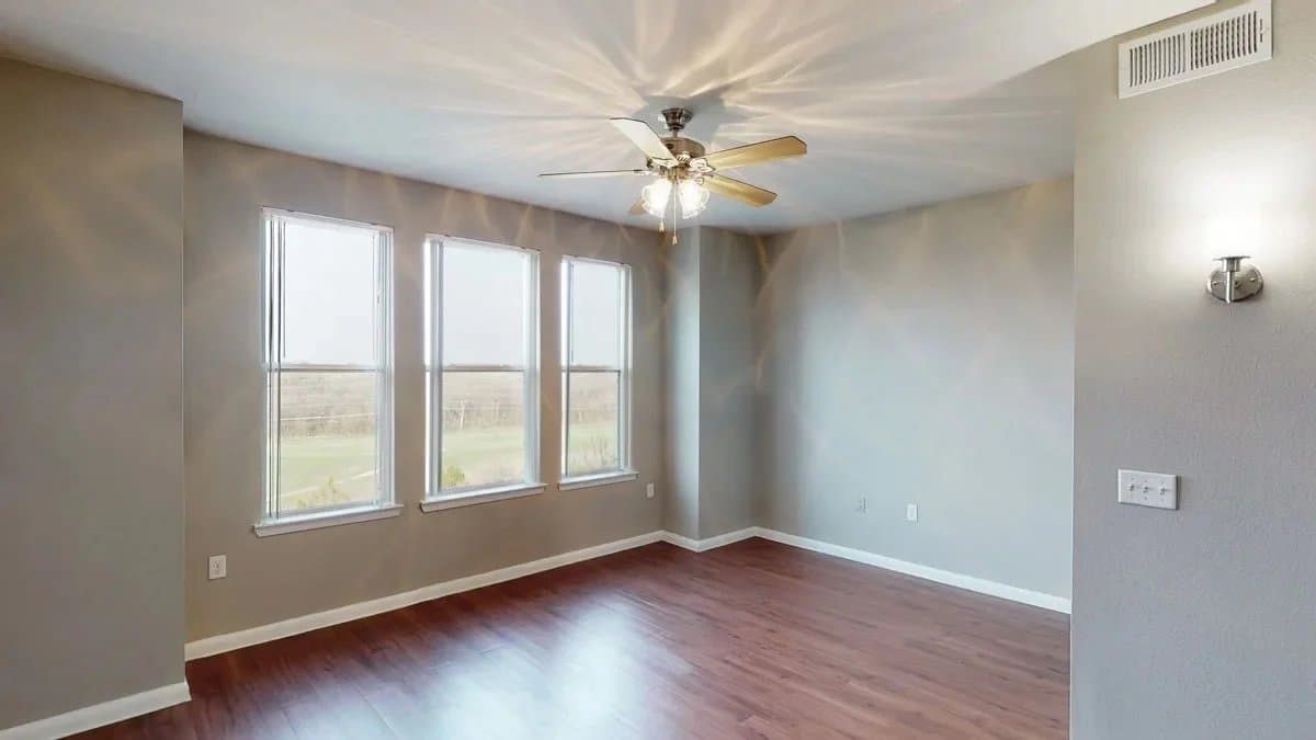 Garland Apartment: 305 River Fern Ave