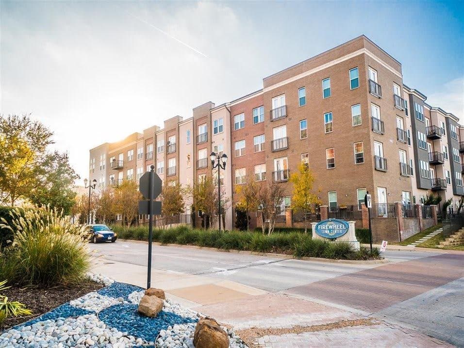 Garland Apartment: 305 River Fern Ave
