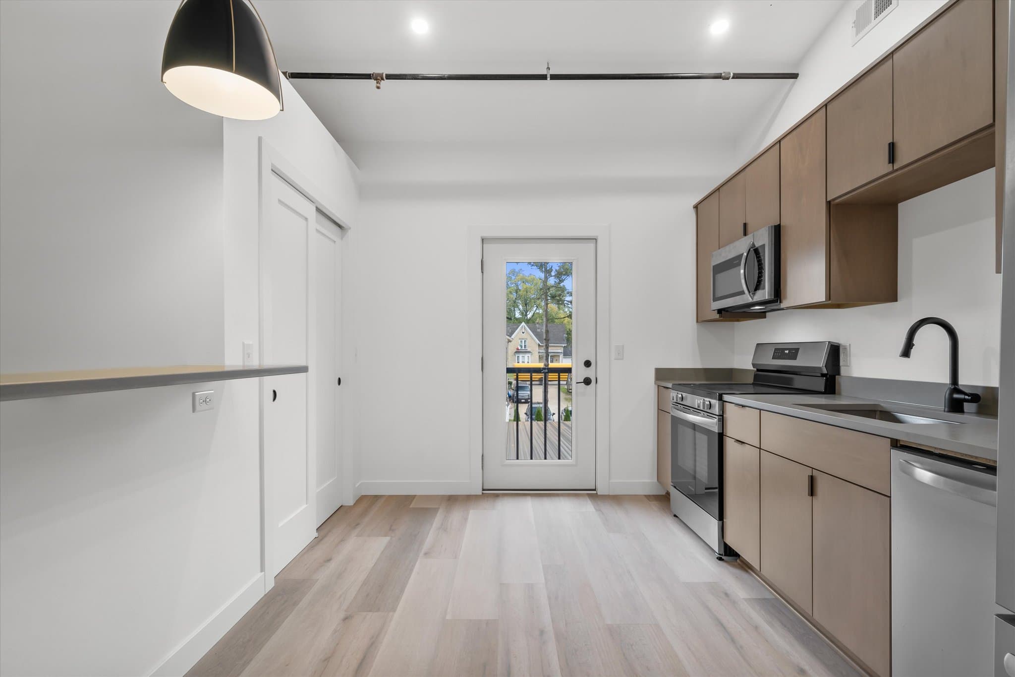 Slinger Apartment: 308 Oak St