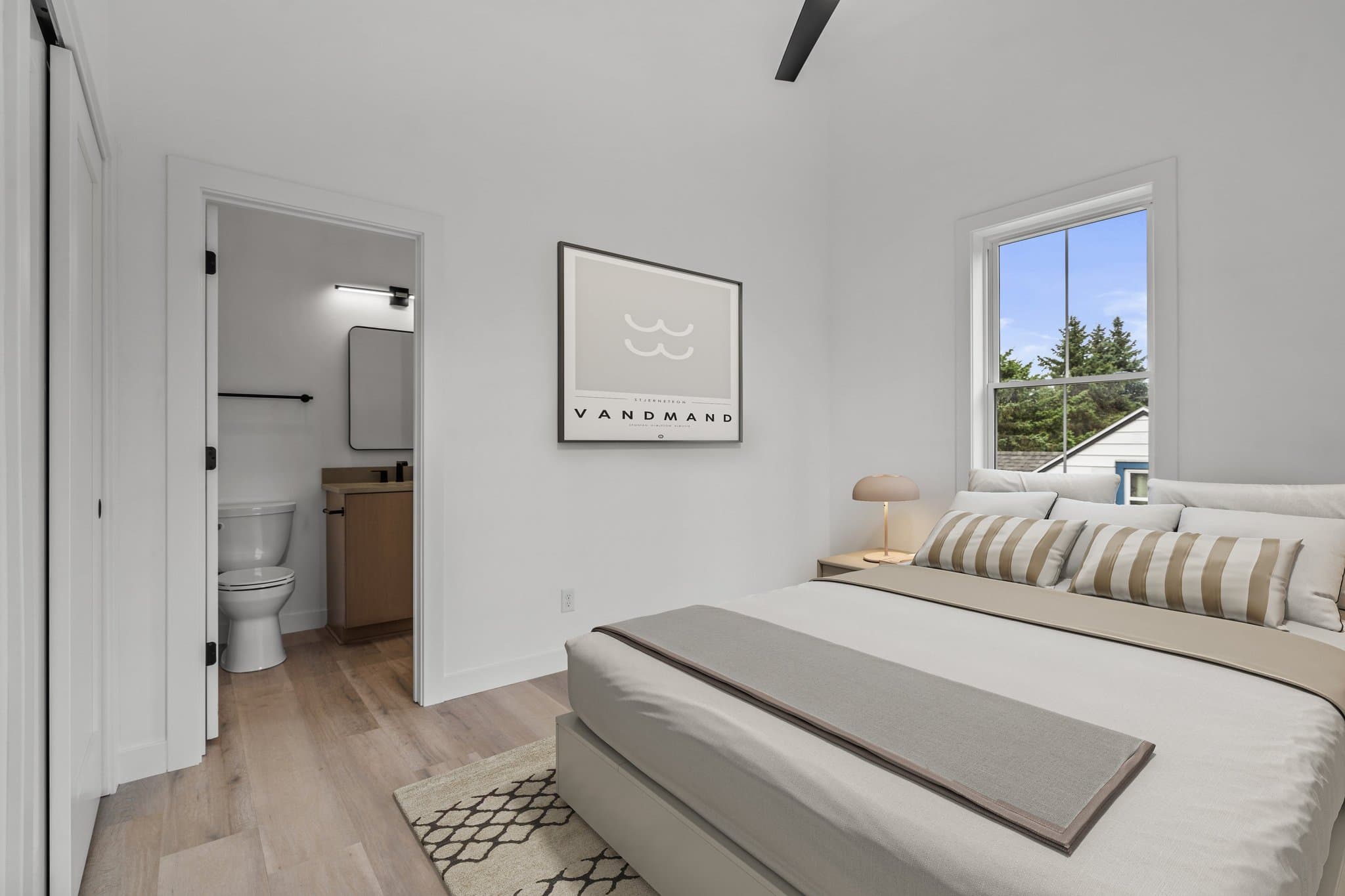 Slinger Apartment: 308 Oak St