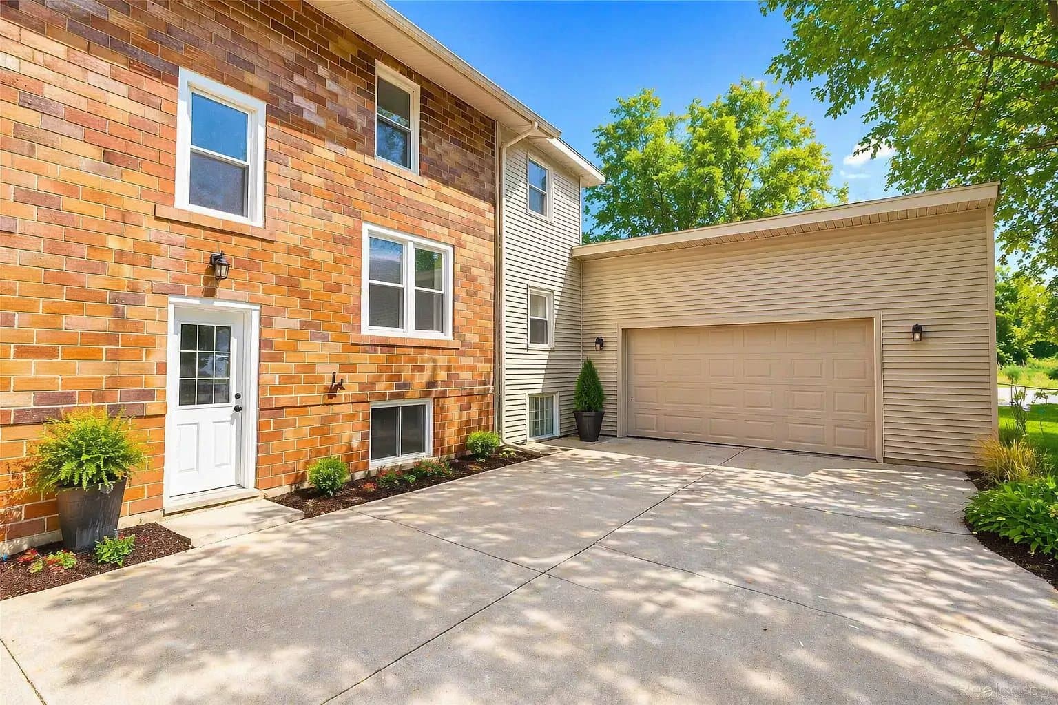 Brownstown House: 20543 Gudith Rd