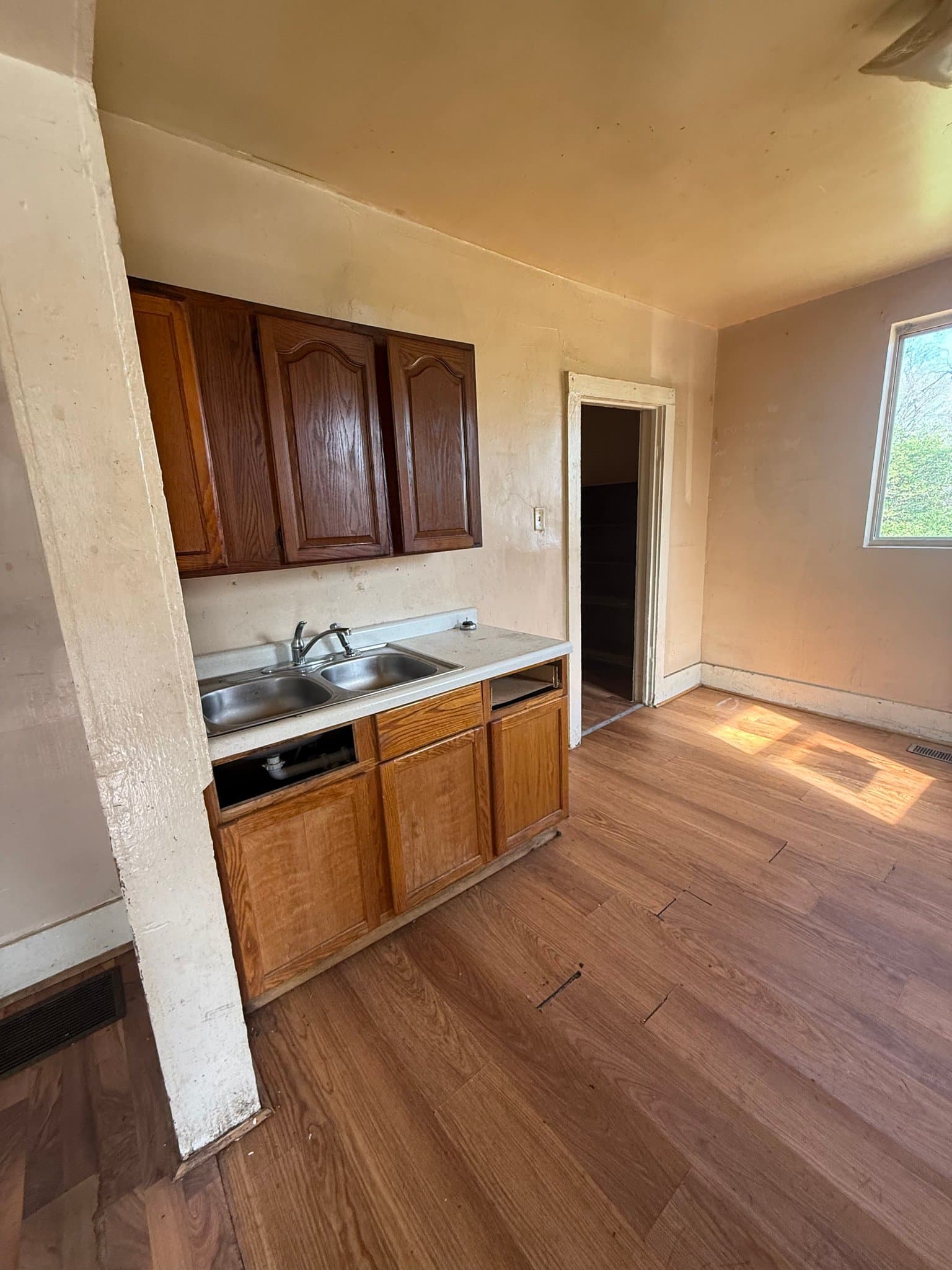 Decatur House: 347 N Stone St