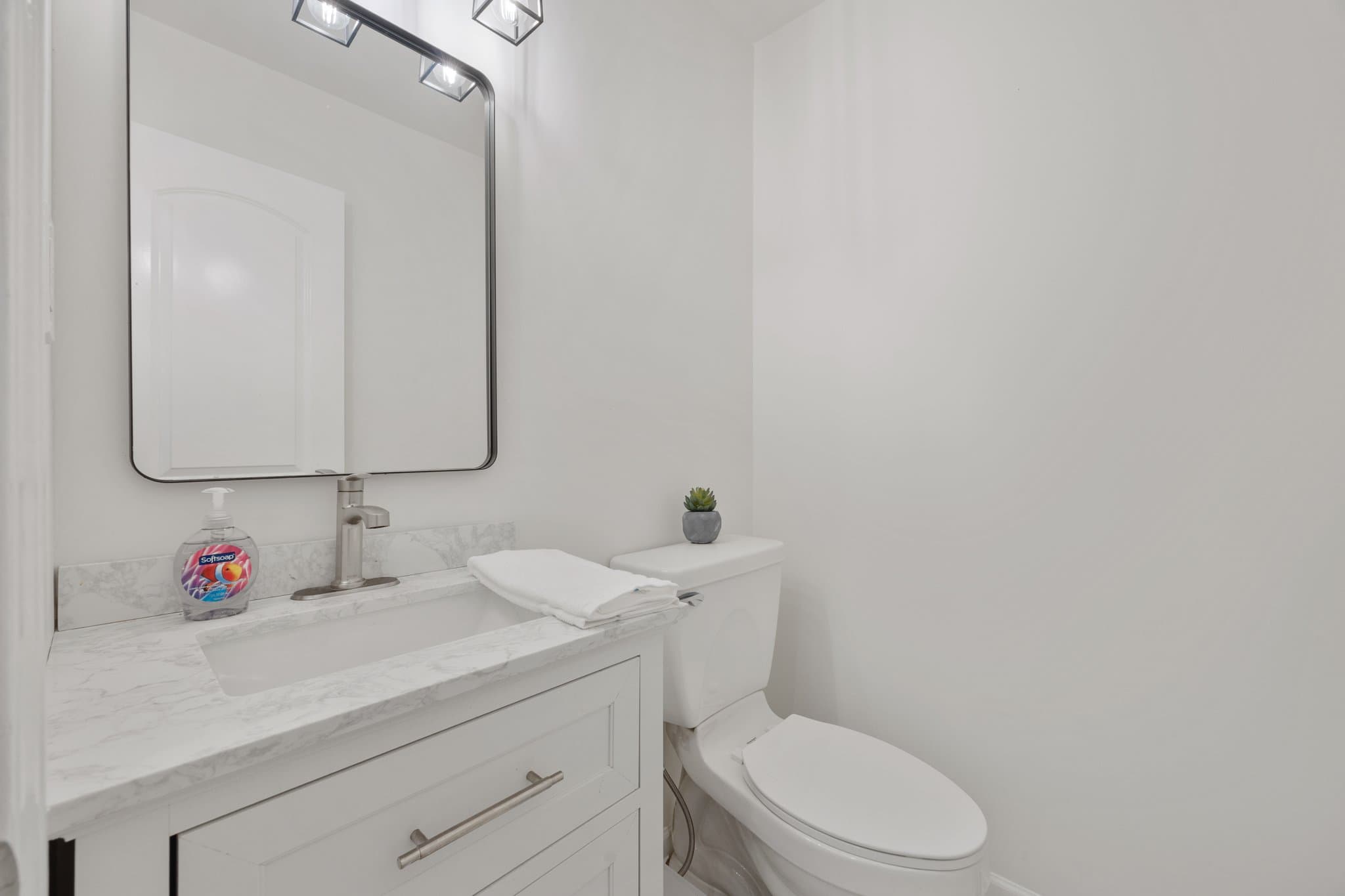 Smyrna House: 82 Vanessa Dr