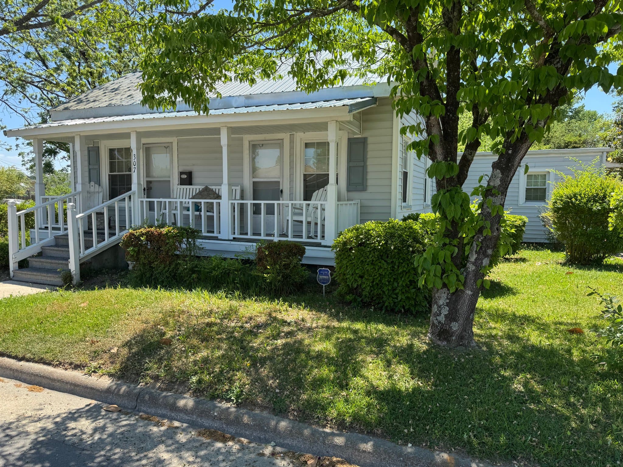 Dunn House: 307 W Greenwood St