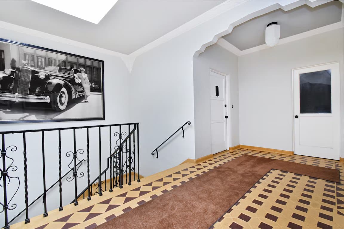 Los Angeles Apartment: 724 South Genesee Ave.