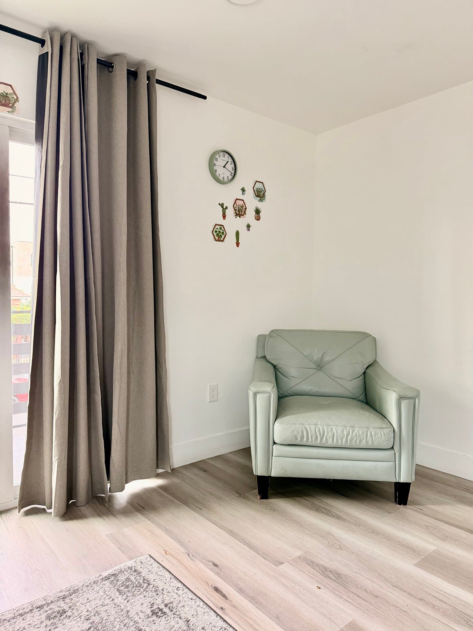 Los Angeles Single Room: 215 E 29th Street