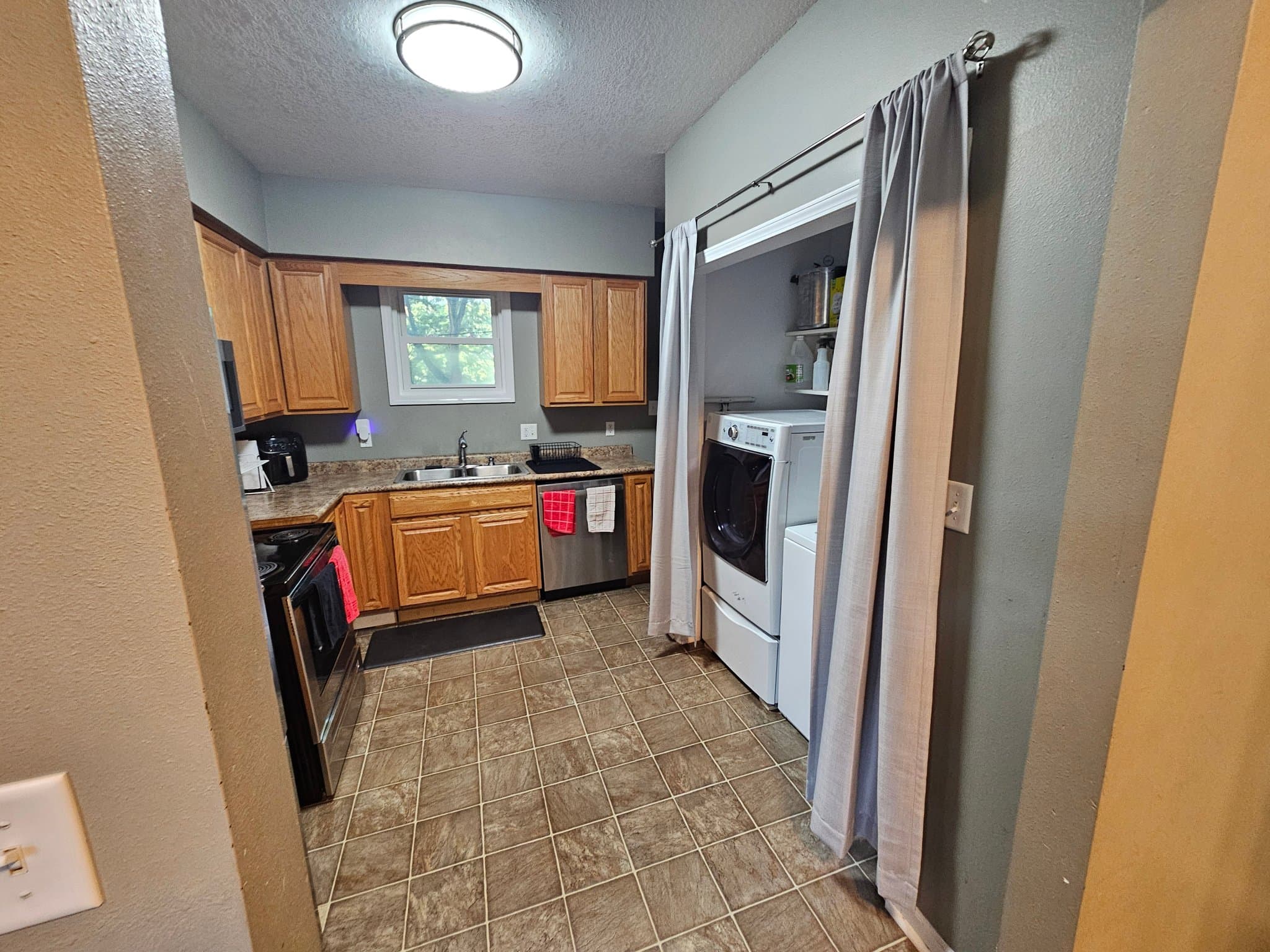 Des Moines Single Room: 1303 College Ave