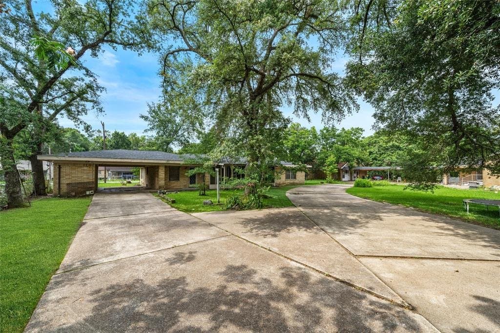 Conroe House: 202 Avenue J