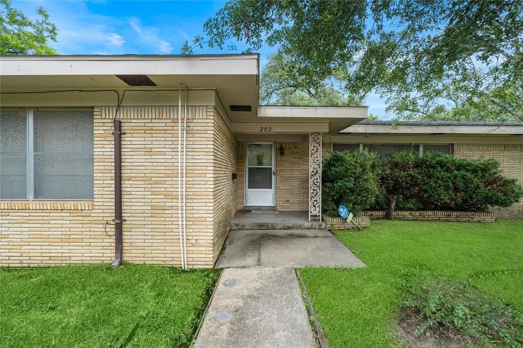 Conroe House: 202 Avenue J