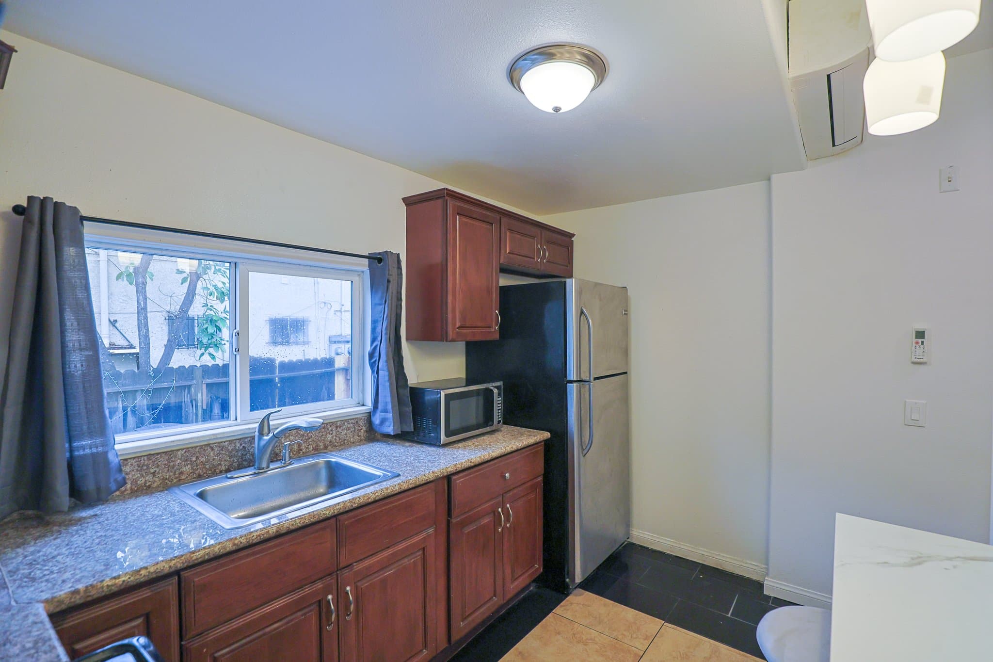 Los Angeles Single Room: 2626 S Budlong Ave
