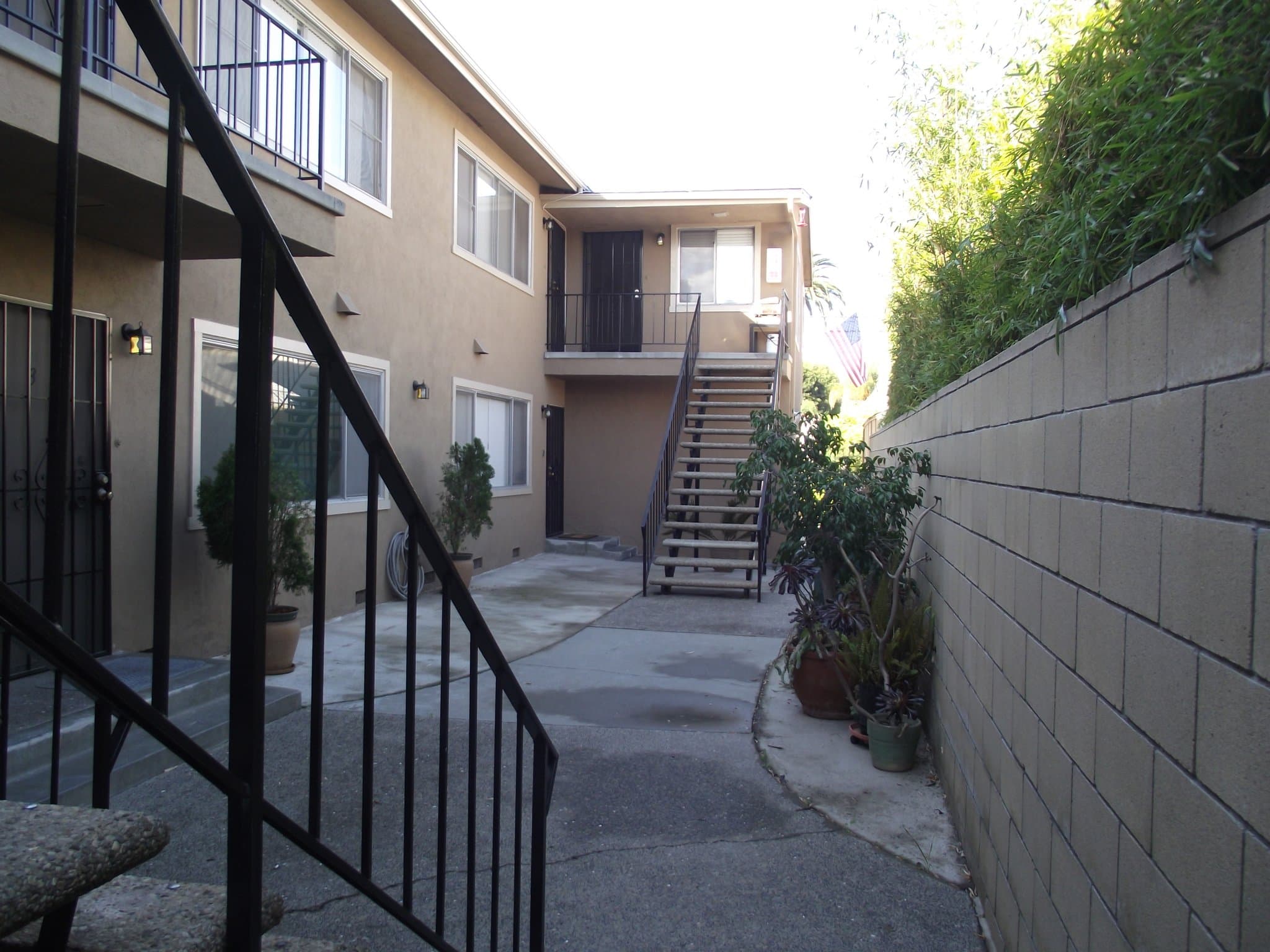 Long Beach Apartment: 231 Grand Avenue