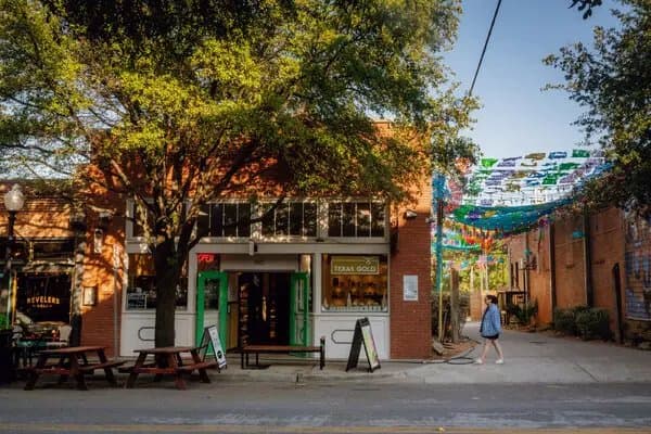 Dallas Apartment: 624 North Lancaster Avenue