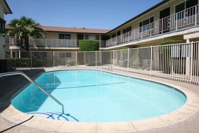 Long Beach Condo: 2890 e Artesia Blvd
