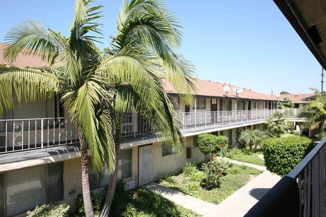 Long Beach Condo: 2890 e Artesia Blvd