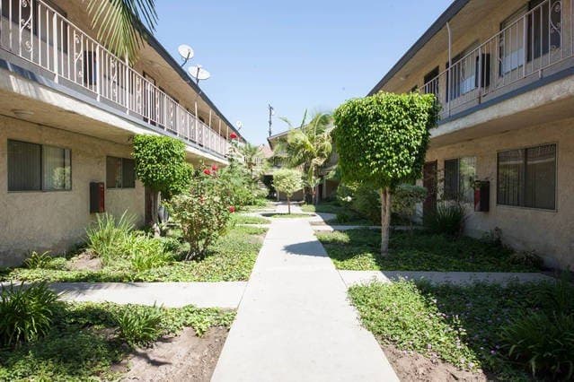 Long Beach Condo: 2890 e Artesia Blvd