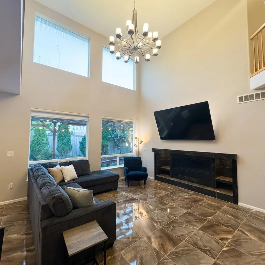 Thornton Single Room: 1202 E 100th Pl