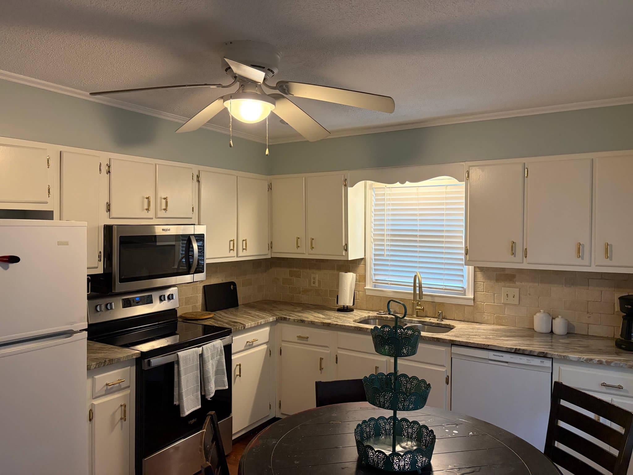 Hanahan House: 21 Sabina Ct