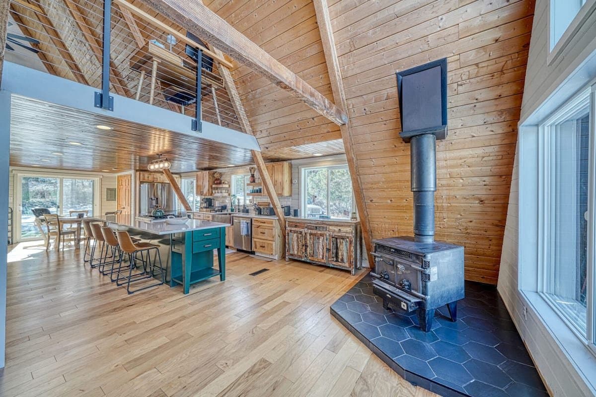 Howard House: 115 Loop Dr