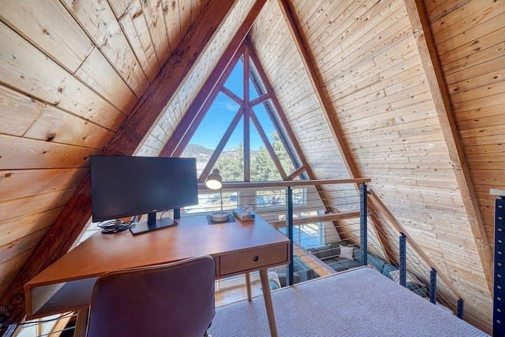 Howard House: 115 Loop Dr