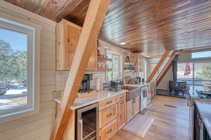 Howard House: 115 Loop Dr