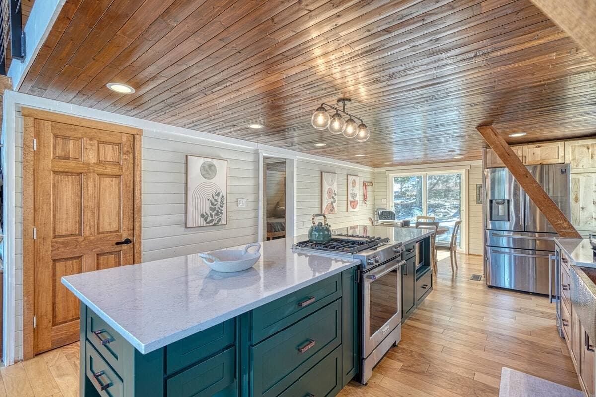 Howard House: 115 Loop Dr