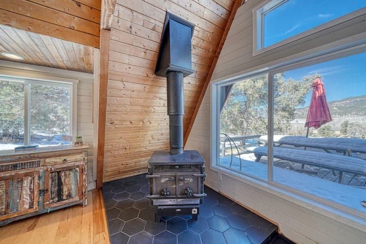 Howard House: 115 Loop Dr