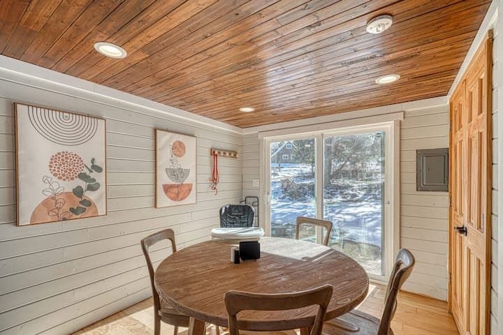 Howard House: 115 Loop Dr