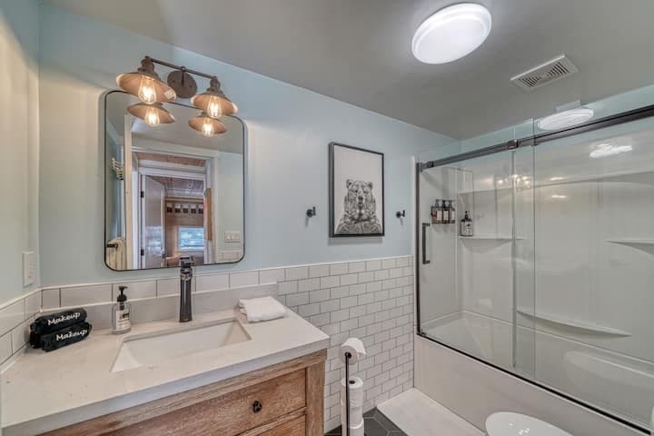 Howard House: 115 Loop Dr