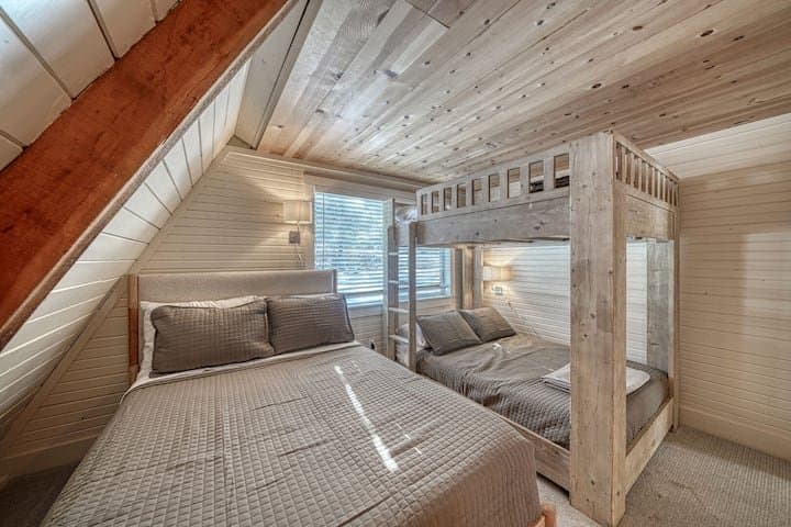 Howard House: 115 Loop Dr