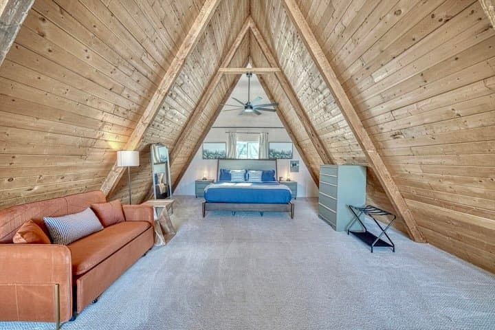 Howard House: 115 Loop Dr
