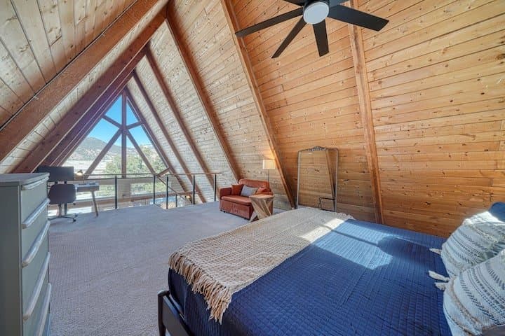 Howard House: 115 Loop Dr