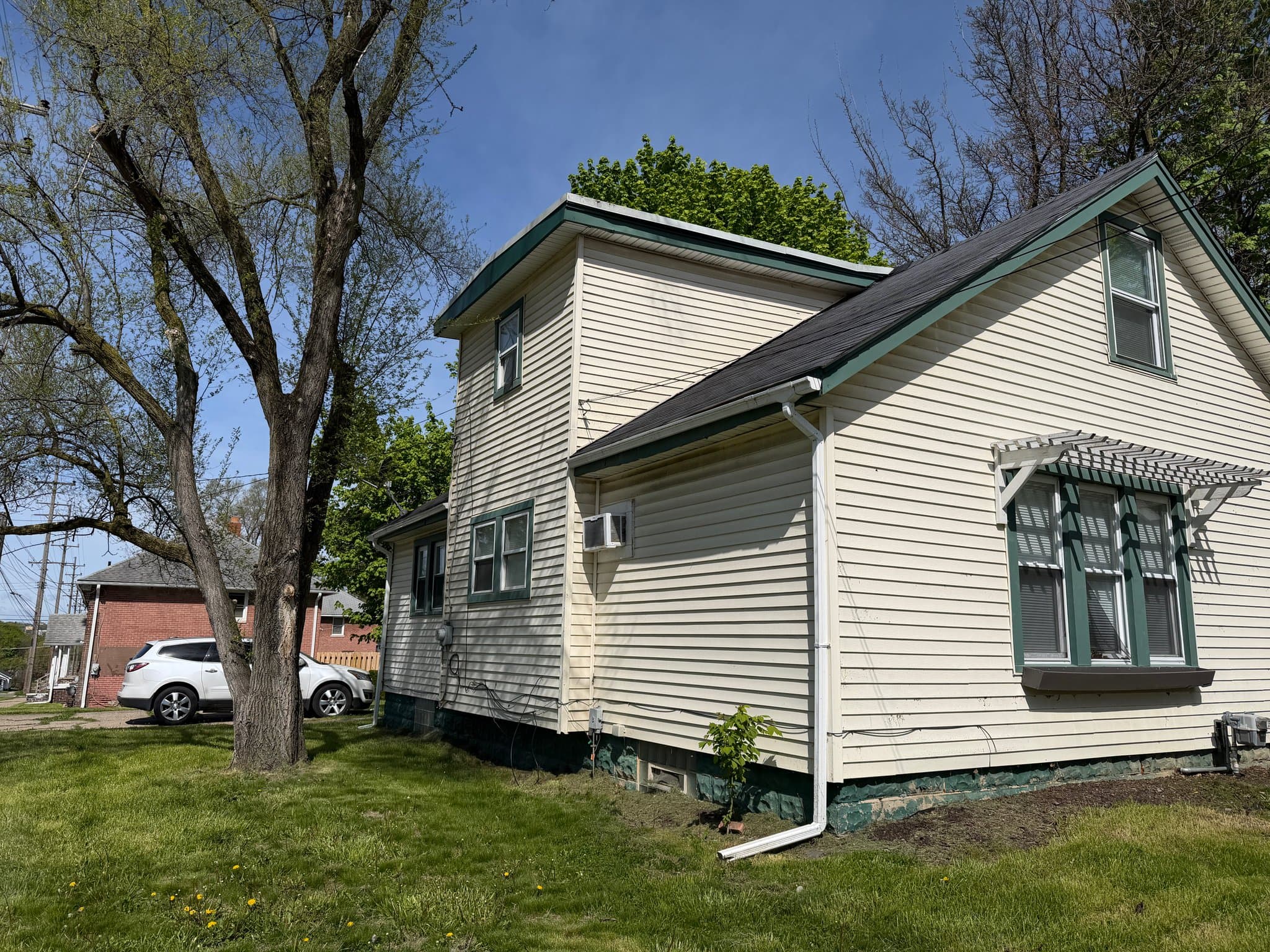 Pontiac House: 107 N Sanford Street
