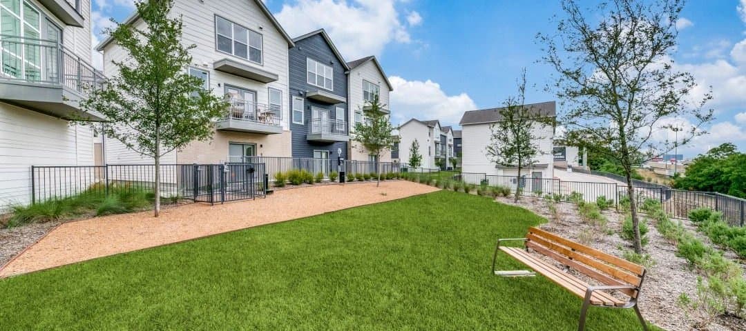 Dallas Townhome: 1000 Fort Worth Ave